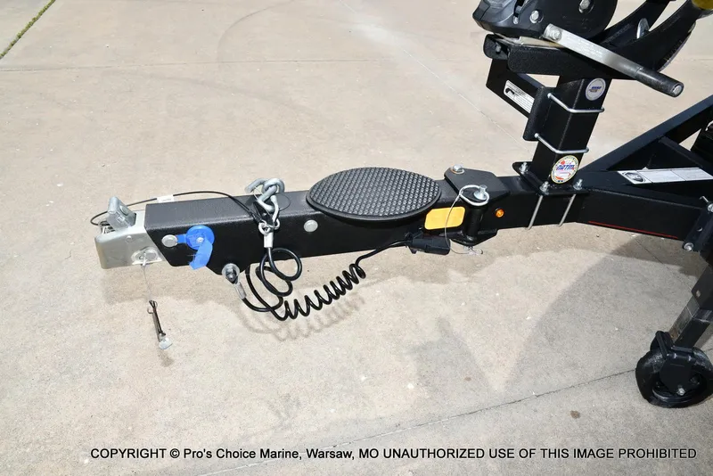 Slide: The Image of Trailer hitch of 2020 Nitro Z20 Pro boat on concrete surface. - 33