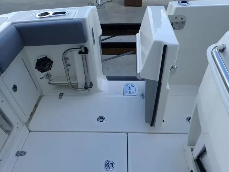 Slide: The Image of Boston Whaler 280 Outrage 2023 - 14