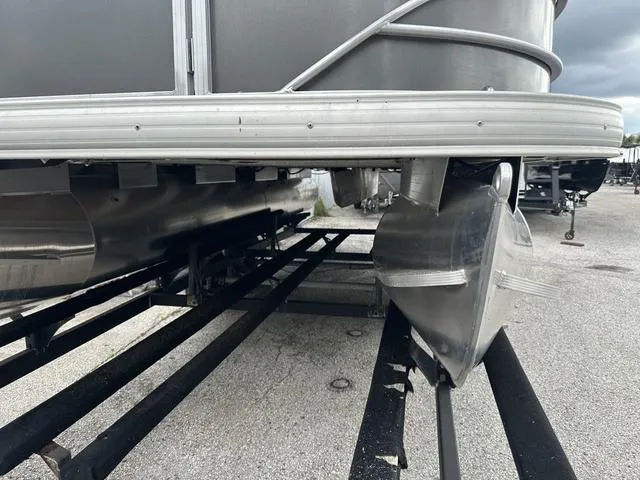 Slide: The Image of Sun Tracker Party Barge 20 DLX 2021 - 13