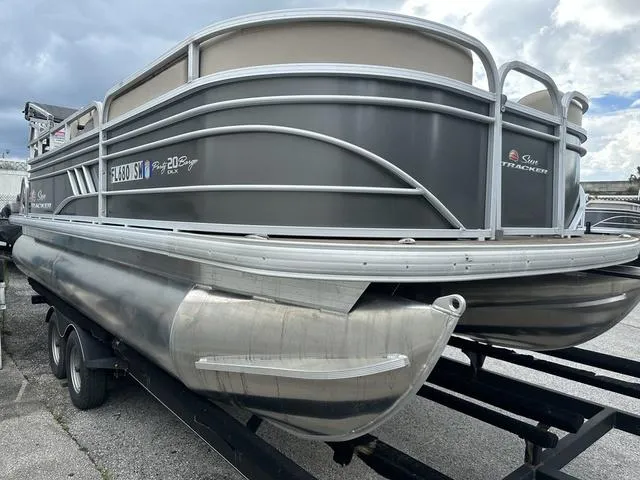 Slide: The Image of Sun Tracker Party Barge 20 DLX 2021 - 14