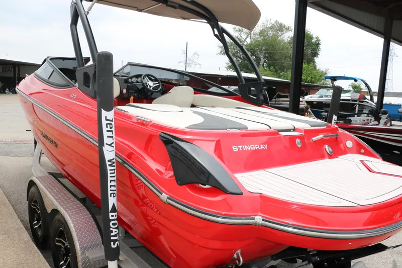 Slide: The Image of Stingray 225 SE 2020 - 6