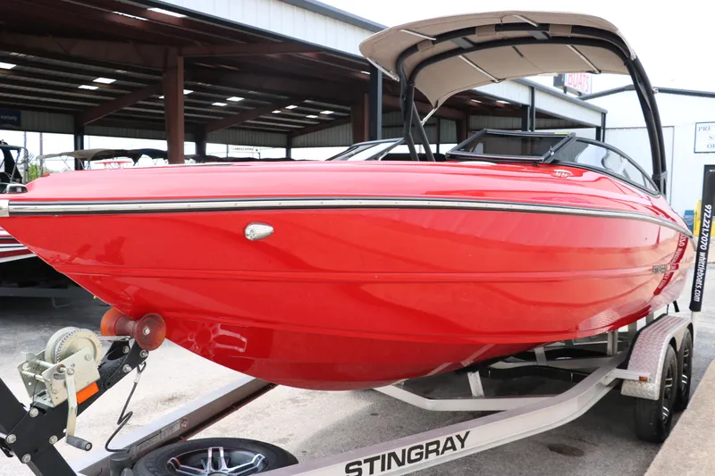 Slide: The Image of Stingray 225 SE 2020 - 8