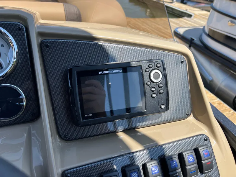 Slide: The Image of Dashboard of 2025 Starcraft EXS 3 Q DH with Humminbird navigation system. - 6