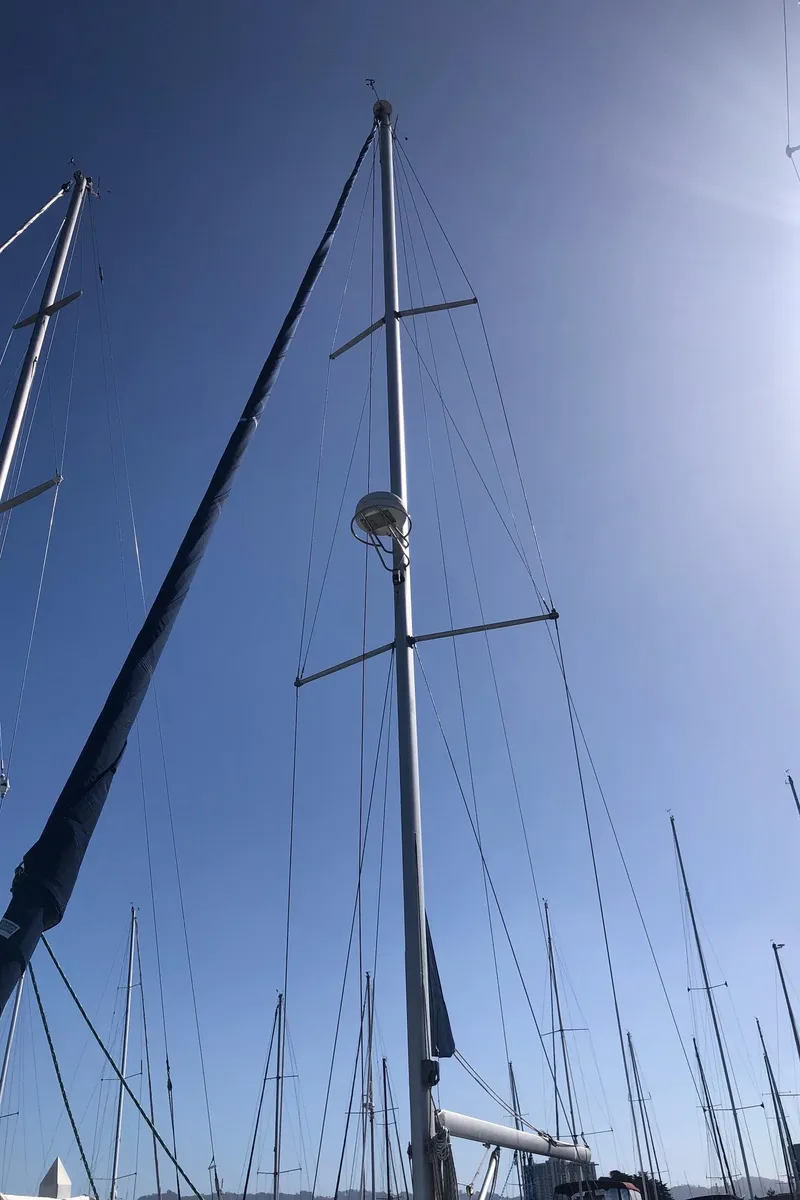 Slide: The Image of Sailboat mast of a 2001 Beneteau 361 against a clear blue sky. - 20