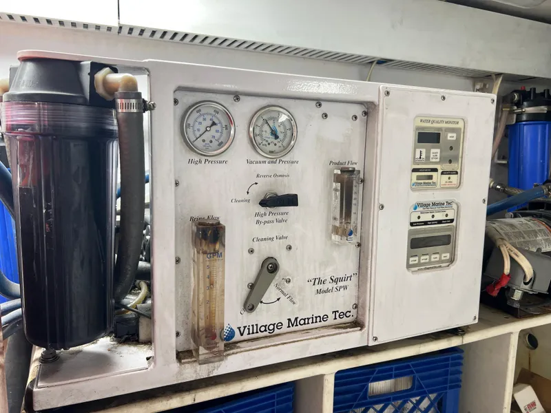 Slide: The Image of Viking 58 Enclosed Bridge 2000 - 65