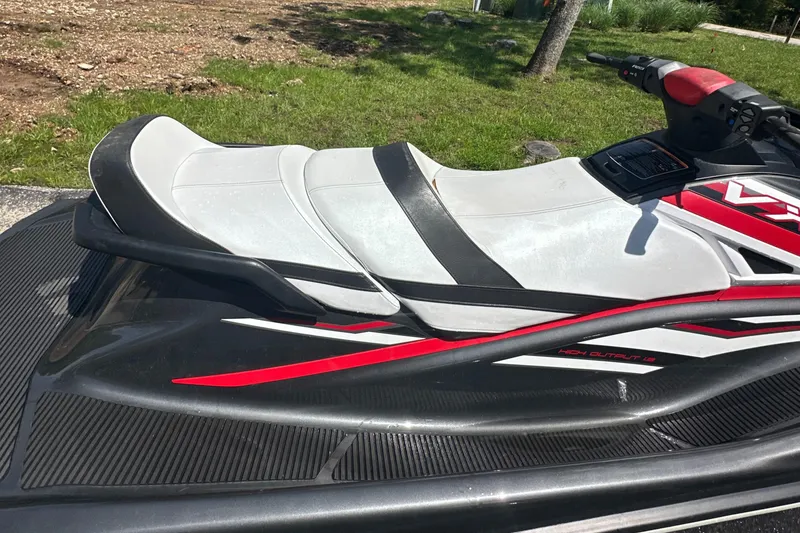 Slide: The Image of 2019 Yamaha WaveRunner VX Cruiser HO with sleek design and comfortable seating. - 10