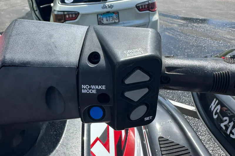 Slide: The Image of 2019 Yamaha WaveRunner VX Cruiser HO handlebar controls with cruise assist and no-wake mode. - 15