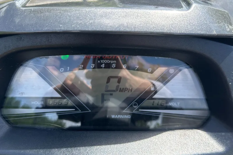 Slide: The Image of Dashboard of a 2019 Yamaha WaveRunner VX Cruiser HO showing 0 MPH and 11.8 volts. - 17