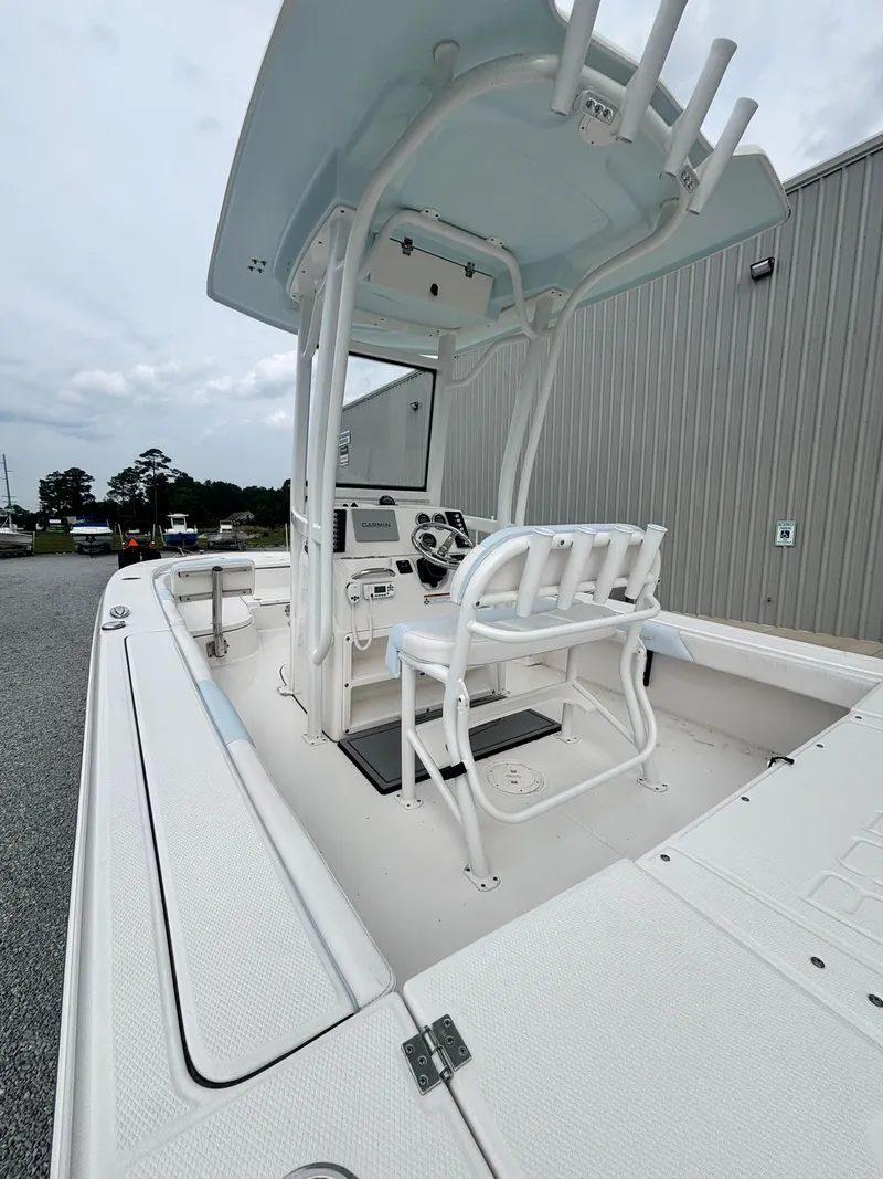 Slide: The Image of Robalo 246 Cayman 2021 - 6