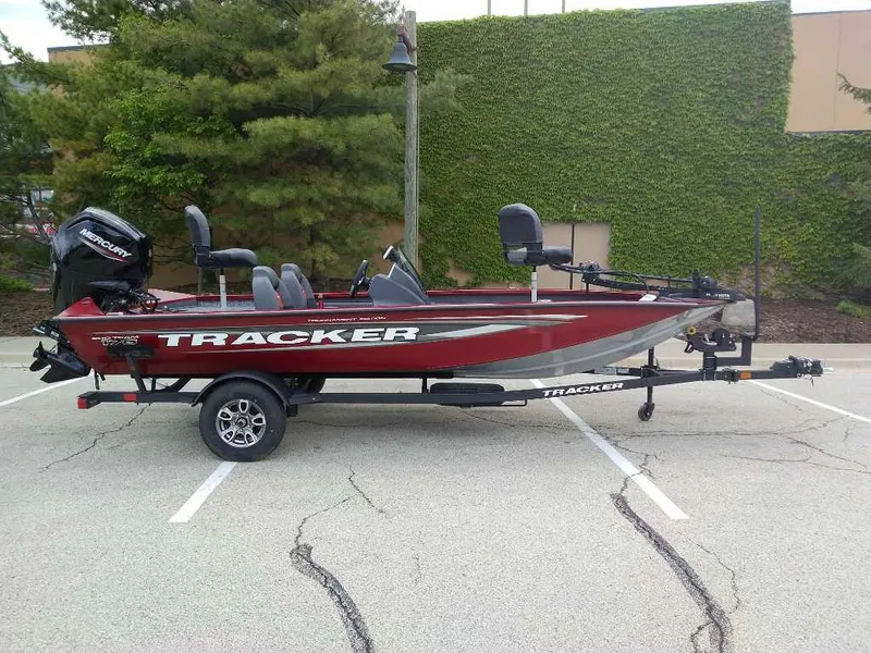 Slide: The Image of Tracker Pro Team 175 2025 - 65