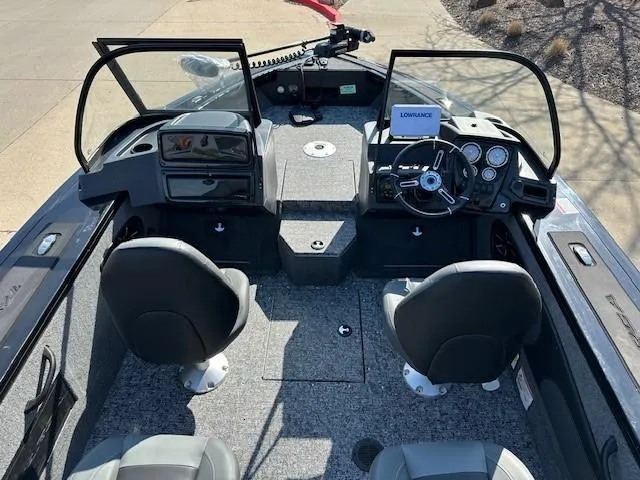 Slide: The Image of 2025 Tracker Targa V-18 WT boat interior with dual seats and control panel. - 4