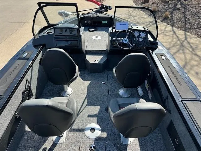 Slide: The Image of 2025 Tracker Targa V-18 WT boat interior with four seats and steering console. - 8