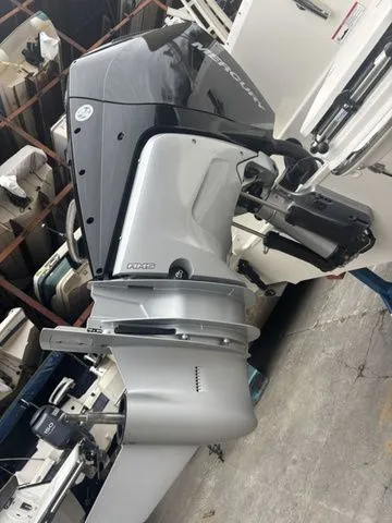 Slide: The Image of Boston Whaler 240 Vantage 2025 - 10