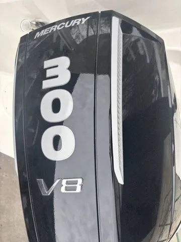 Slide: The Image of Boston Whaler 240 Vantage 2025 - 11