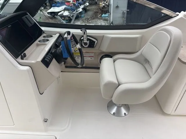 Slide: The Image of Boston Whaler 240 Vantage 2025 - 3