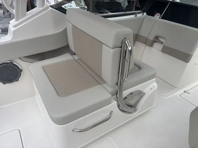 Slide: The Image of Boston Whaler 240 Vantage 2025 - 5