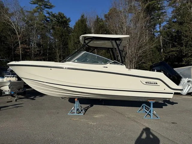 Slide: The Image of Boston Whaler 240 Vantage 2024 - 1