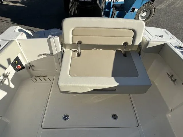 Slide: The Image of Boston Whaler 240 Vantage 2024 - 10