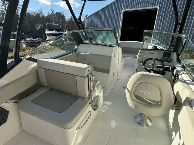 Slide: The Image of Boston Whaler 240 Vantage 2024 - 11