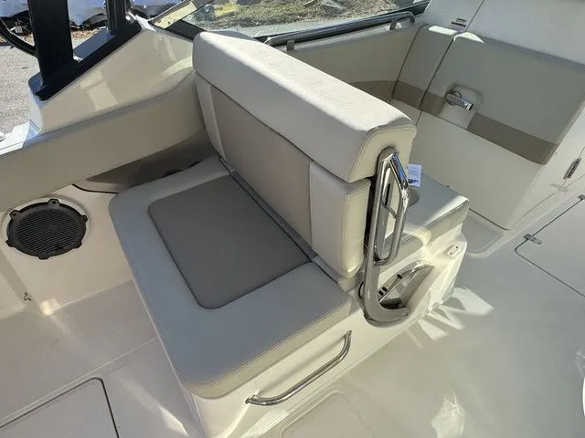 Slide: The Image of Boston Whaler 240 Vantage 2024 - 12