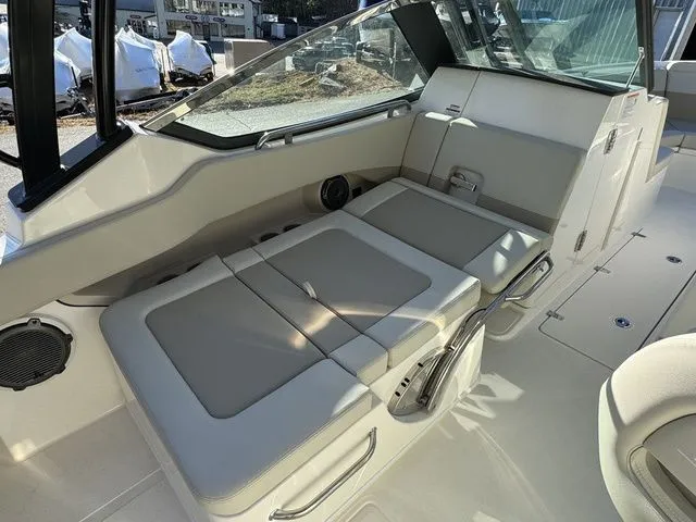 Slide: The Image of Boston Whaler 240 Vantage 2024 - 13