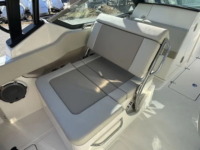 Slide: The Image of Boston Whaler 240 Vantage 2024 - 14