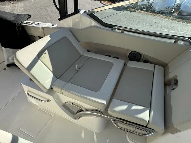 Slide: The Image of Boston Whaler 240 Vantage 2024 - 15