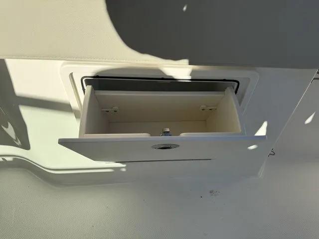 Slide: The Image of Boston Whaler 240 Vantage 2024 - 16