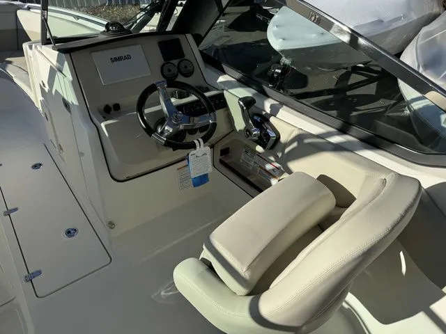 Slide: The Image of Boston Whaler 240 Vantage 2024 - 17