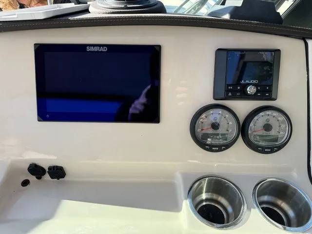 Slide: The Image of Boston Whaler 240 Vantage 2024 - 19