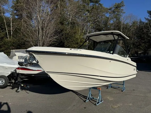 Slide: The Image of Boston Whaler 240 Vantage 2024 - 2