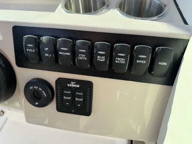 Slide: The Image of Boston Whaler 240 Vantage 2024 - 20