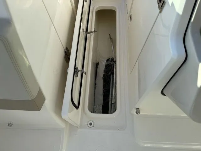 Slide: The Image of Boston Whaler 240 Vantage 2024 - 21