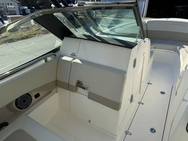Slide: The Image of Boston Whaler 240 Vantage 2024 - 22