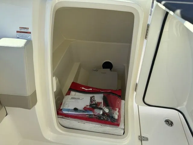 Slide: The Image of Boston Whaler 240 Vantage 2024 - 23