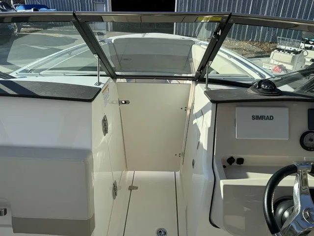 Slide: The Image of Boston Whaler 240 Vantage 2024 - 24