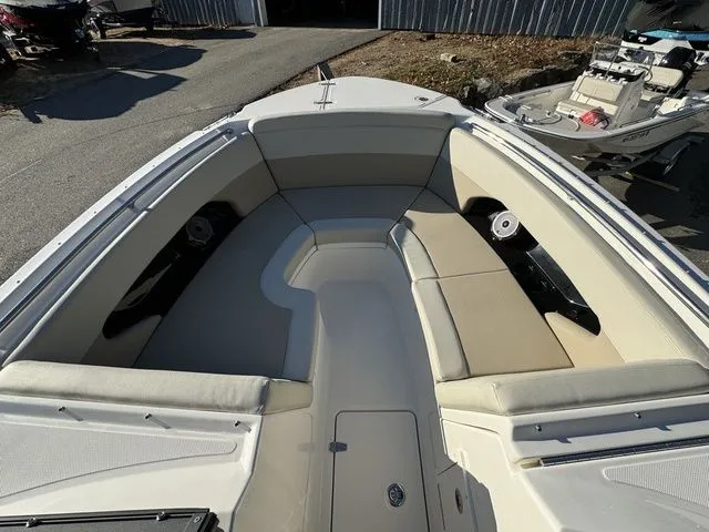 Slide: The Image of Boston Whaler 240 Vantage 2024 - 26