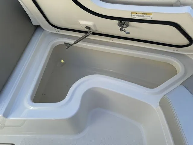 Slide: The Image of Boston Whaler 240 Vantage 2024 - 27