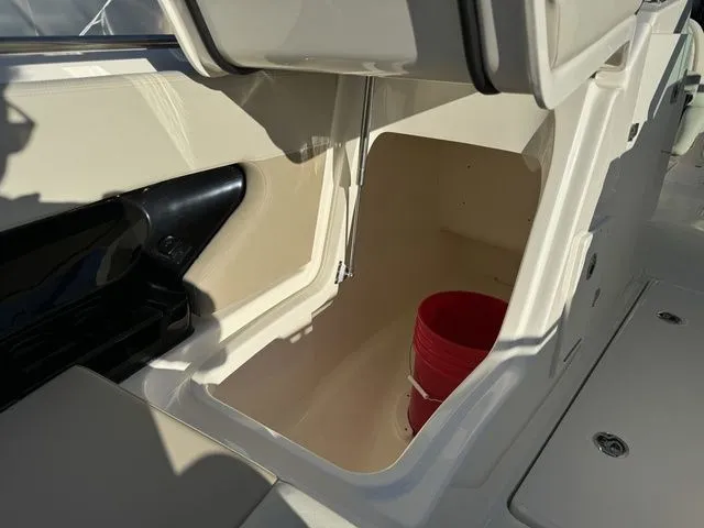 Slide: The Image of Boston Whaler 240 Vantage 2024 - 28