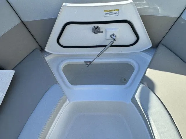 Slide: The Image of Boston Whaler 240 Vantage 2024 - 29