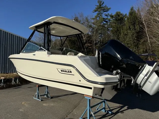 Slide: The Image of Boston Whaler 240 Vantage 2024 - 3