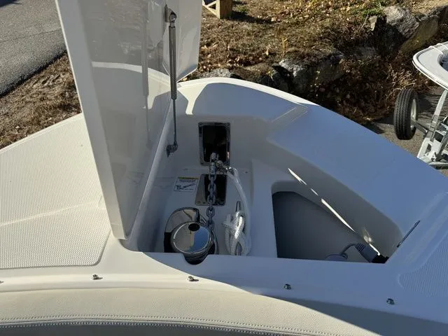 Slide: The Image of Boston Whaler 240 Vantage 2024 - 30