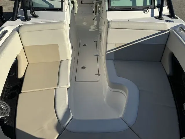 Slide: The Image of Boston Whaler 240 Vantage 2024 - 31