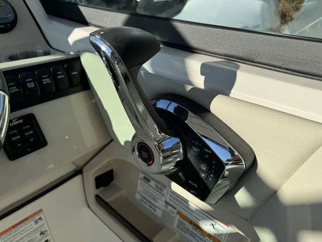 Slide: The Image of Boston Whaler 240 Vantage 2024 - 32