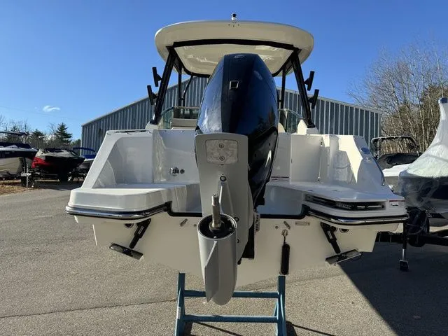 Slide: The Image of Boston Whaler 240 Vantage 2024 - 4