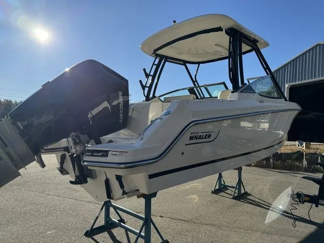 Slide: The Image of Boston Whaler 240 Vantage 2024 - 6