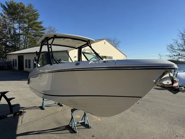 Slide: The Image of Boston Whaler 240 Vantage 2024 - 7