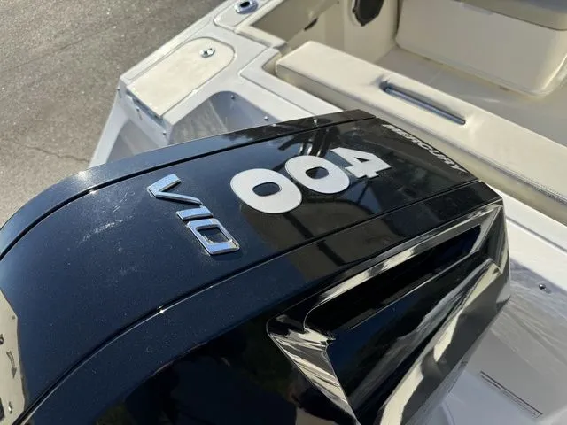 Slide: The Image of Boston Whaler 240 Vantage 2024 - 8