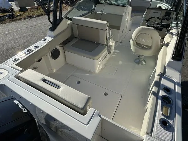 Slide: The Image of Boston Whaler 240 Vantage 2024 - 9