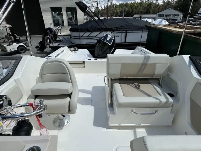 Slide: The Image of Boston Whaler 210 Vantage 2024 - 10